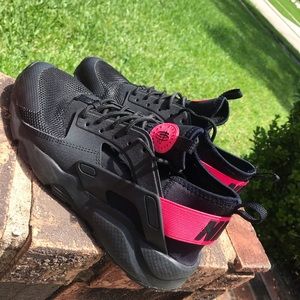 CUTE BLACK AND PINK NIKE AIR HUARACHE RUN ULTRA GS